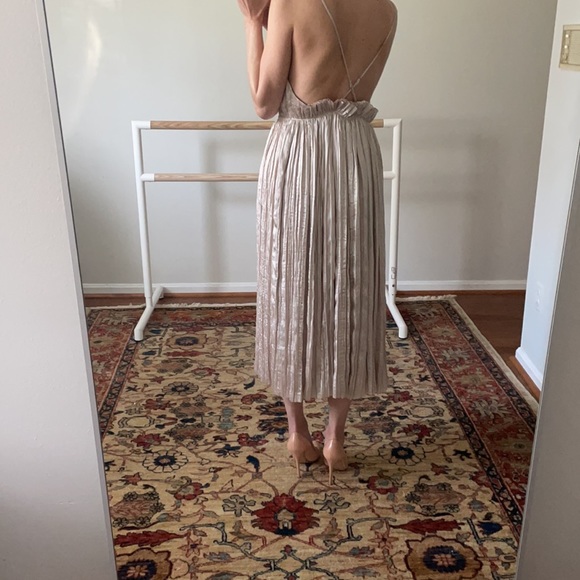 H&M beige crinkle dress with low back. Size S. NWT. - Picture 3 of 6